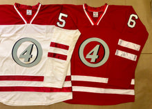 Laden Sie das Bild in den Galerie-Viewer, Rot-weiße Hockey-Trikots mit dem Fantastic 4 Twill-Logo
