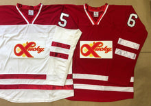 Laden Sie das Bild in den Galerie-Viewer, Rot-weiße Hockey-Trikots mit Lucky Twill-Logo