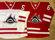 Laden Sie das Bild in den Galerie-Viewer, Rot-weiße Hockey-Trikots mit einem Shark-Twill-Logo