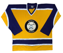 Laden Sie das Bild in den Galerie-Viewer, Lila und goldene Hockey-Trikots mit dem Hitmen Hockey Twill-Logo