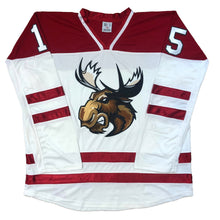 Laden Sie das Bild in den Galerie-Viewer, Rote und weiße Hockey-Trikots mit einem großen Moose-Twill-Log