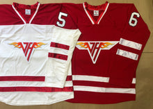 Charger l'image dans la galerie, Maillots de hockey rouges et blancs avec un logo Van Halen brodé en sergé