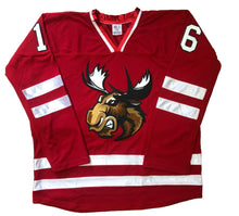 Laden Sie das Bild in den Galerie-Viewer, Rote und weiße Hockey-Trikots mit einem großen Moose-Twill-Log