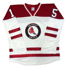 Laden Sie das Bild in den Galerie-Viewer, Rot-weiße Hockey-Trikots mit dem Twill-Logo der Detroit Devils