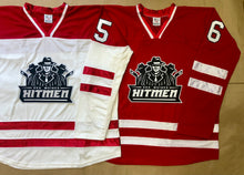 Charger l'image dans la galerie, Maillots de hockey rouges et blancs avec le logo en sergé des Hitmen de Des Moines
