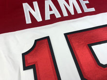 Laden Sie das Bild in den Galerie-Viewer, Rot-weiße Hockey-Trikots mit Bierflasche und Stick-Twill-Logo