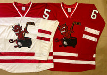 Laden Sie das Bild in den Galerie-Viewer, Rot-weiße Hockey-Trikots mit einem Devil-and-Cauldron-Twill-Logo