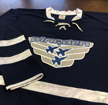 Charger l'image dans la galerie, Maillots de hockey personnalisés avec écusson brodé The Wingmen en sergé