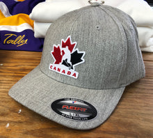 Charger l'image dans la galerie, Casquette Flex-Fit avec écusson/logo du Canada (joueur de hockey) 39 $ (Heather)