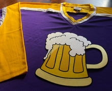 Laden Sie das Bild in den Galerie-Viewer, Lila und goldene Hockey-Trikots mit einem Bierkrug-Twill-Logo