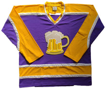 Laden Sie das Bild in den Galerie-Viewer, Lila und goldene Hockey-Trikots mit einem Bierkrug-Twill-Logo
