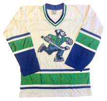 Charger l'image dans la galerie, Maillots de hockey personnalisés avec le logo Johnny Canuck Twill