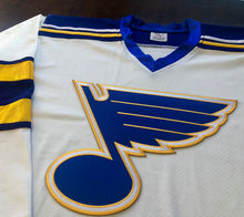 Charger l'image dans la galerie, Maillots de hockey personnalisés avec un écusson brodé des Blues en sergé