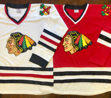 Charger l'image dans la galerie, Maillots de hockey personnalisés avec un logo Blackhawk et des patchs d'épaule