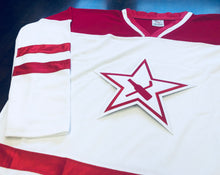 Laden Sie das Bild in den Galerie-Viewer, Rot-weiße Hockey-Trikots mit Bierflasche und Stick-Twill-Logo