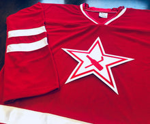 Laden Sie das Bild in den Galerie-Viewer, Rot-weiße Hockey-Trikots mit Bierflasche und Stick-Twill-Logo