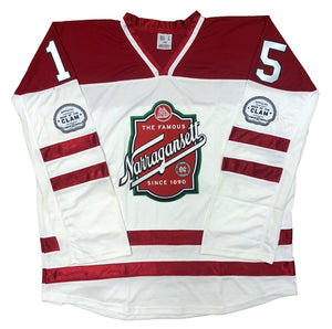 Rote und weiße Hockeytrikots mit dem Narragansett Twill-Logo 