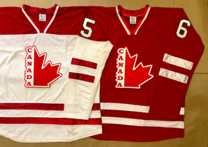 Rot-weiße Hockey-Trikots mit einem gestickten Team-Canada-Logo 