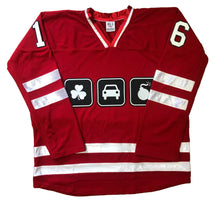 Laden Sie das Bild in den Galerie-Viewer, Rot-weiße Hockey-Trikots mit dem aufgestickten Twill-Logo „Irish Car Bomb“. 
