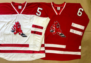 Rot-weiße Hockey-Trikots mit dem Skating Devil Twill-Logo 