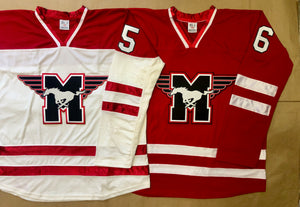 Rot-weiße Hockey-Trikots mit dem Mustangs-Twill-Logo 