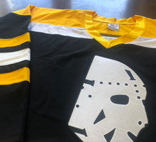 Charger l&#39;image dans la galerie, Maillots de hockey personnalisés avec un écusson brodé en sergé représentant un masque de gardien de but 
