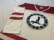 Laden Sie das Bild in den Galerie-Viewer, Custom hockey jersey with the Cougar Hunters logo
