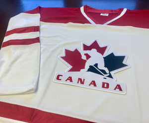 Rot-weiße Hockey-Trikots mit einem Twill-Logo des Team Canada 