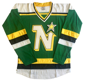 Grün-weiße Hockey-Trikots mit dem North Stars Twill-Logo 