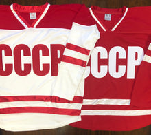 Laden Sie das Bild in den Galerie-Viewer, Rot-weiße Hockey-Trikots mit einem CCCP-Twill-Logo 
